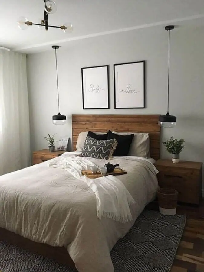 luminária pendente de cabeceira para quarto de casal com móveis rústicos Foto Ariyona Interior
