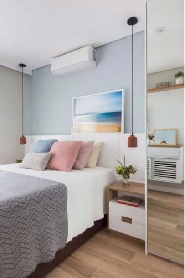 luminária pendente de cabeceira para quarto decorado com almofadas coloridas e parede azul Foto Pinterest