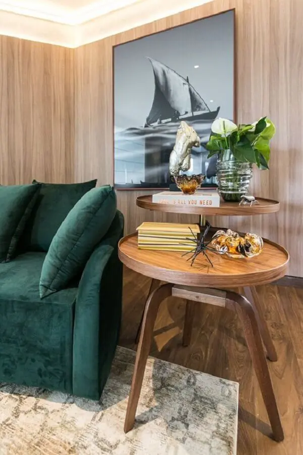 mesa de canto redonda madeira para decoração de sala com sofá verde Foto Art Ville Móveis