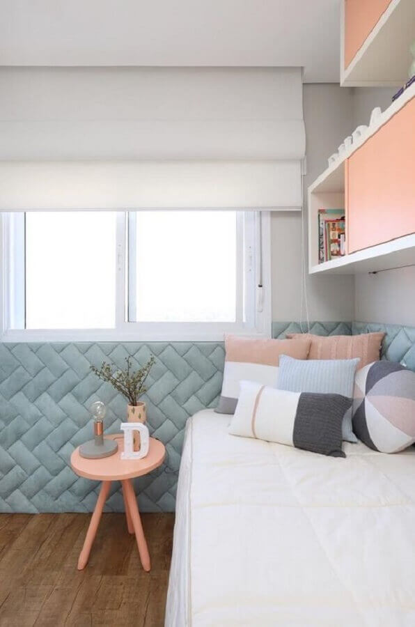 mesa de canto redonda para quarto de solteiro decorado em azul e rosa pastel Foto Pinterest