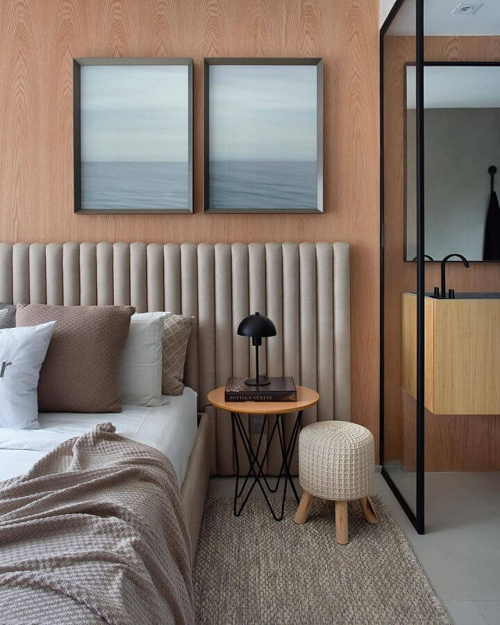 mesa de canto redonda para quarto moderno com cabeceira estofada cinza Foto Futurist Architecture