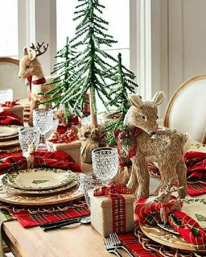 mesa de jantar natalina clássica decorada com guardanapo xadrez e enfeites de renas Foto Pinterest
