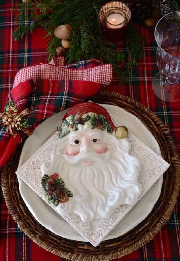 mesa de jantar natalina decorada com prato de Papai Noel e guardanapo xadrez vermelho Foto Pinterest