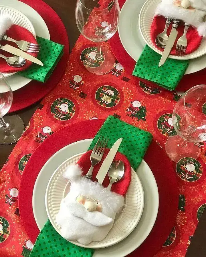 mesa natalina decorada temática de Papai Noel Foto Artes da Dai