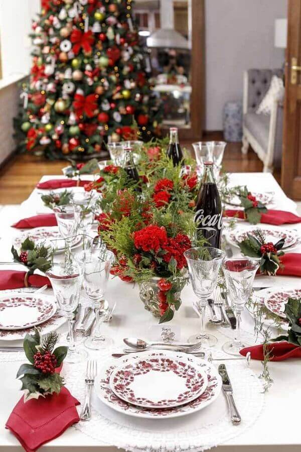 mesa natalina simples com flores e guardanapo vermelho Foto Vamos Receber