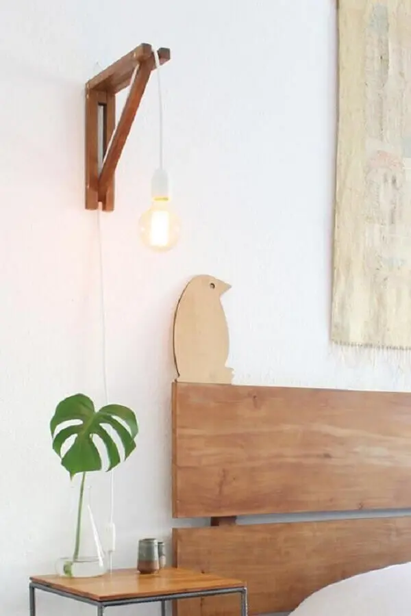 modelo de luminária de cabeceira para leitura de madeira Foto Boobam