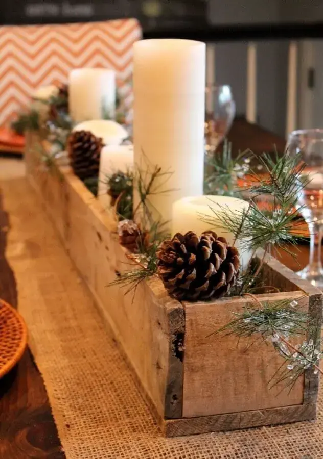 modelo rústico de enfeite natalino com velas e pinhas Foto Pinterest