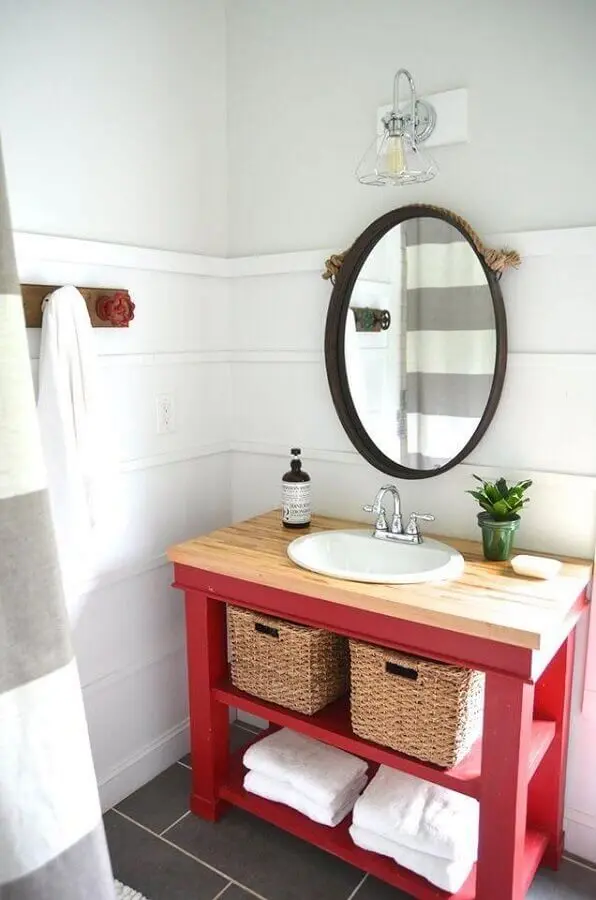 modelo simples de armário de banheiro vermelho com bancada de madeira Foto Planeta Design