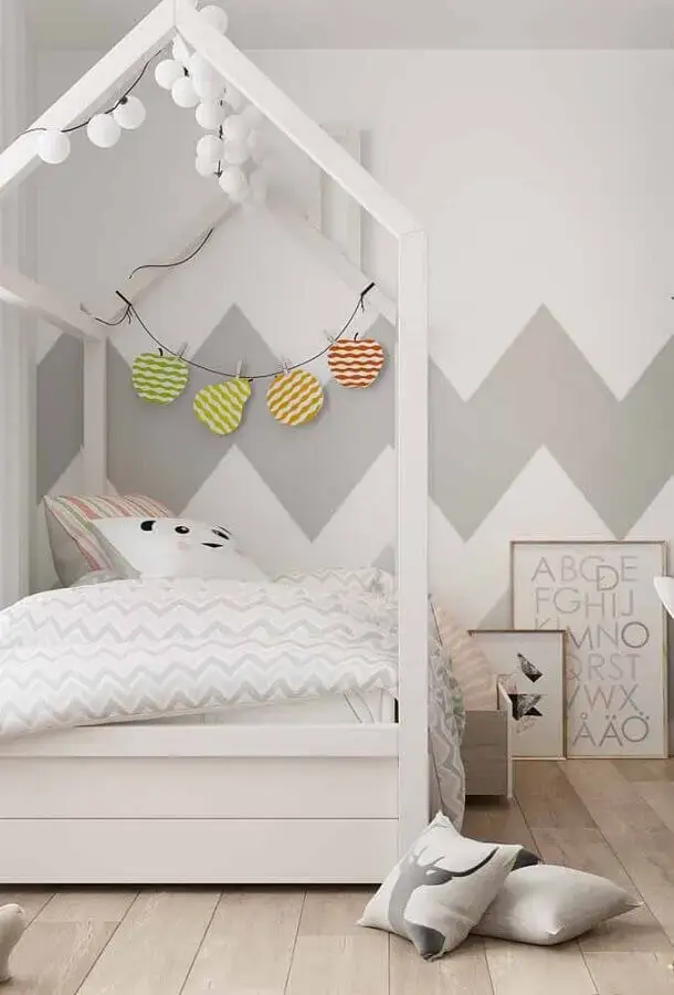 papel de parede geométrico para decoração de quarto com cama montessoriana Foto Eduardo Cavalcanti Castro