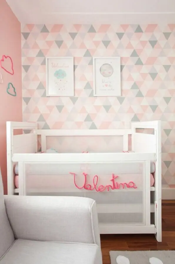 papel de parede geométrico rosa para quarto de bebê Foto Constance Zahn