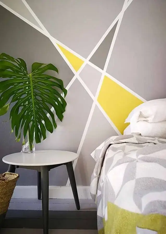 parede com formas geométricas cinza e amarelo para decoração de quarto Foto Deavita