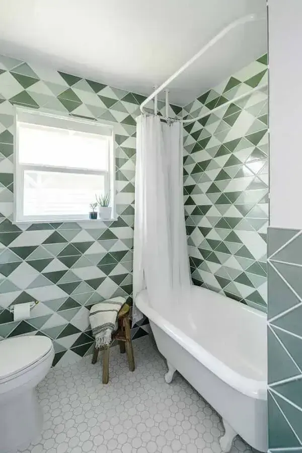 parede com formas geométricas para decoração de banheiro verde e branco com banheira pequena Foto Pinterest