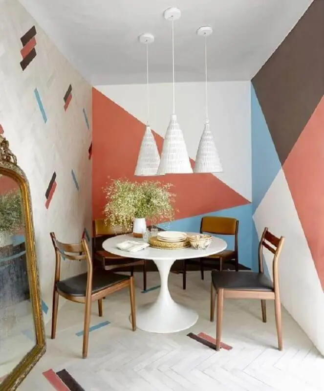 parede com pintura geométrica colorida para decoração de sala de jantar Foto Pinterest