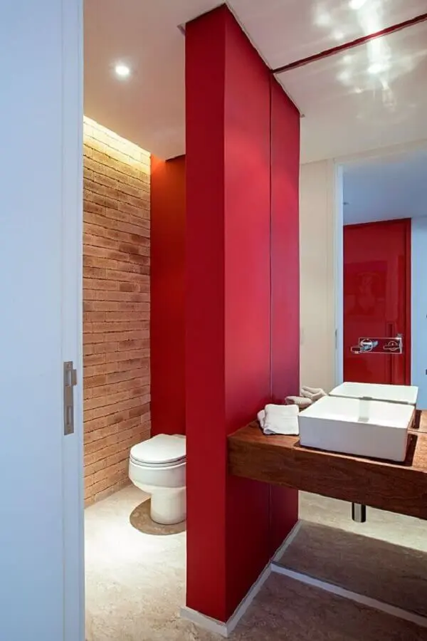 parede de tijolinho e bancada de madeira para decoração de banheiro vermelho  Foto Casa de Valentina
