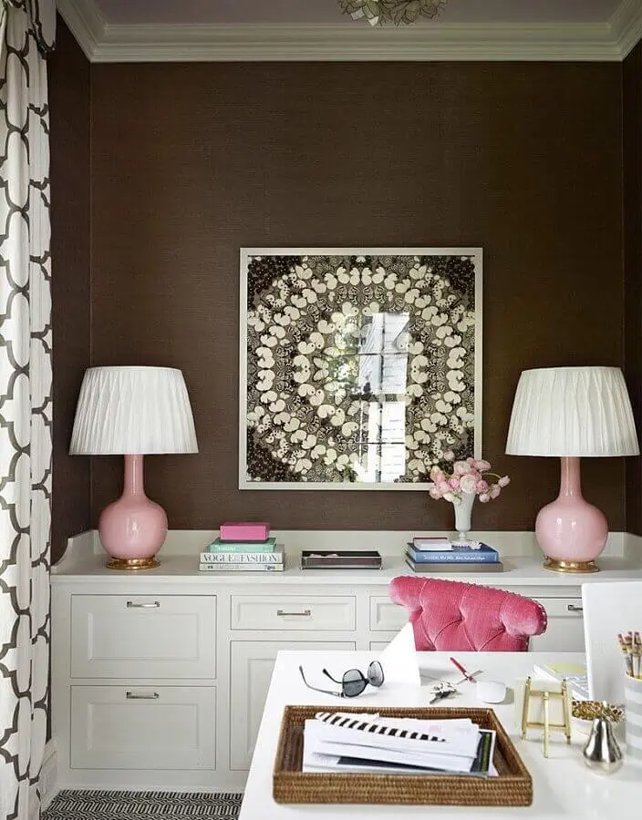 parede marrom para decoração de ambiente em tons terrosos com abajur rosa Foto Pinterest