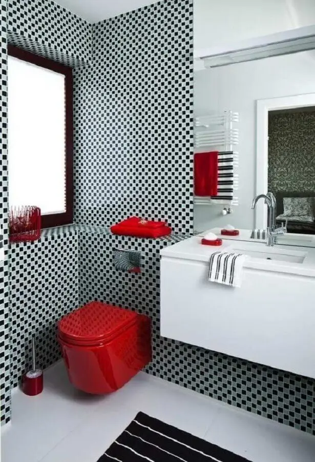 pastilha preta e cinza para decoração de banheiro com detalhes em vermelho  Foto Deavita