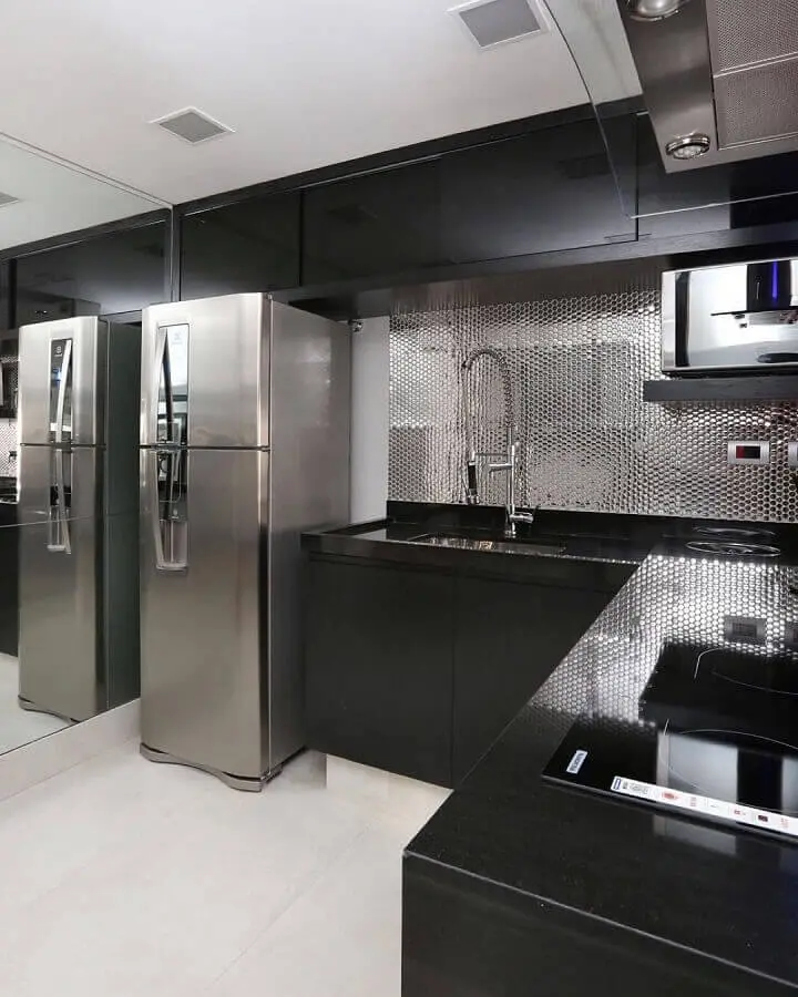 pastilhas metalizadas para decoração de cozinha de canto preta moderna Foto Monise Rosa Arquitetura