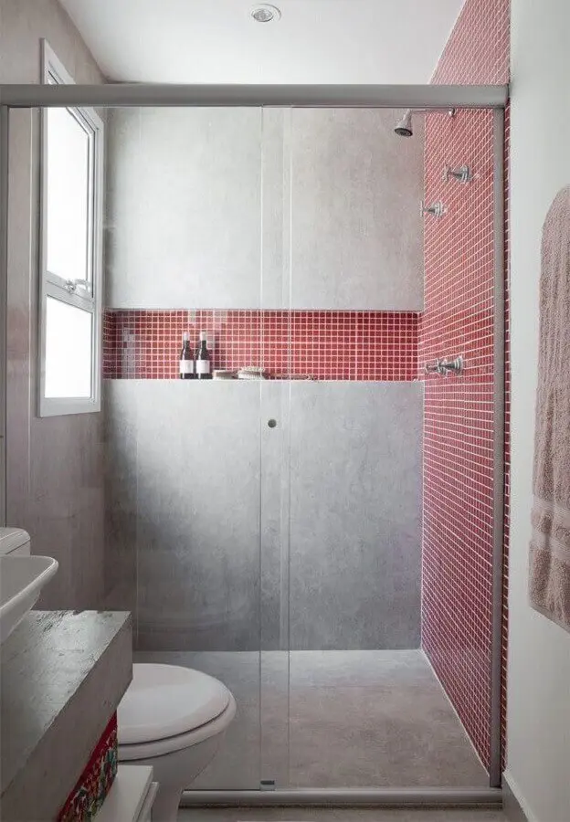 pastilhas para decoração de banheiro vermelho e cinza moderno  Foto Futurist Architecture