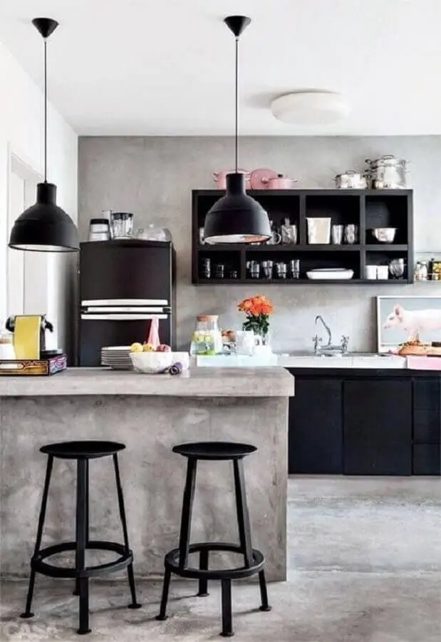 pendente para bancada de cozinha americana decorada com cimento queimado e armários pretos  Foto Pinterest