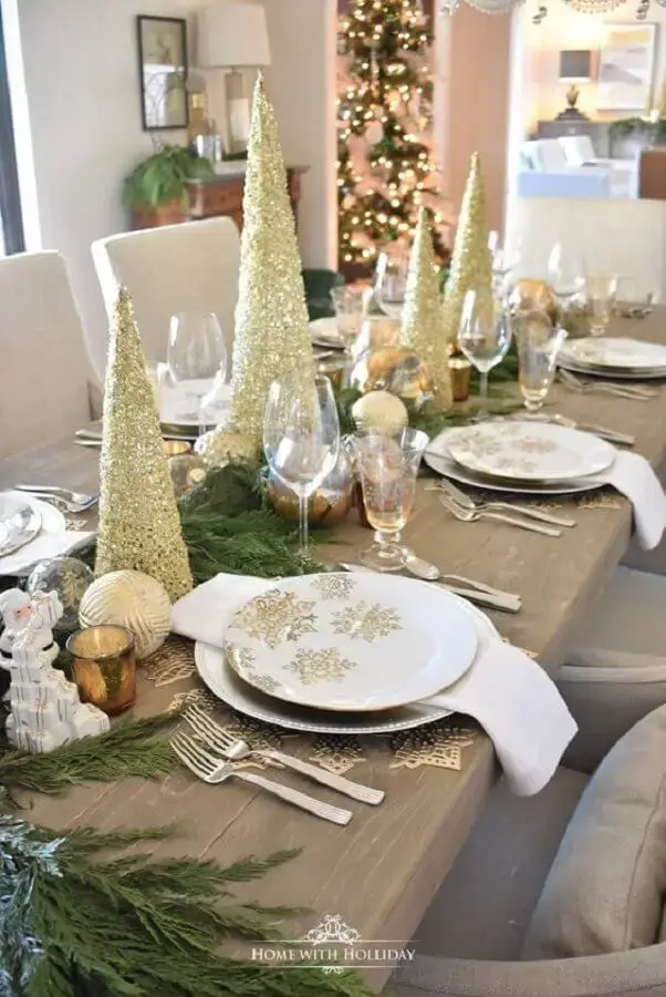 pinheiros dourados para decoração de mesa natalina Foto Home With Holliday