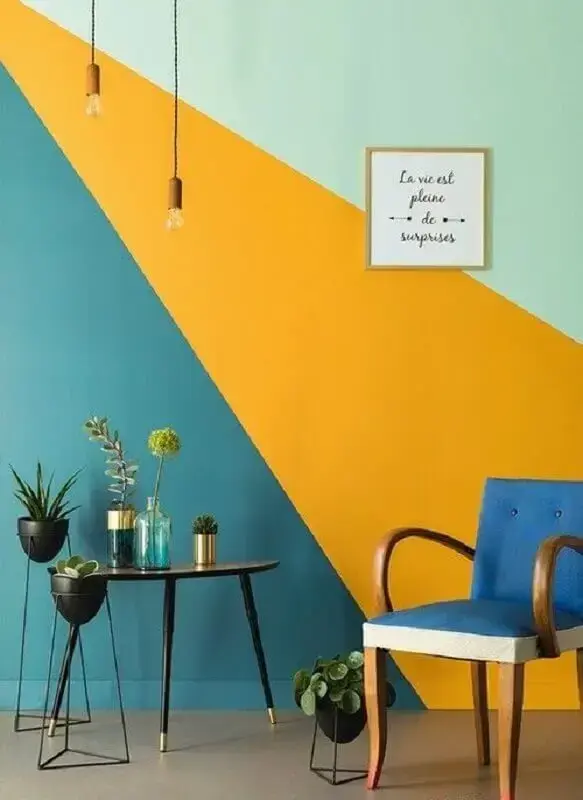 pintura geométrica na parede azul amarela e verde Foto Pinterest