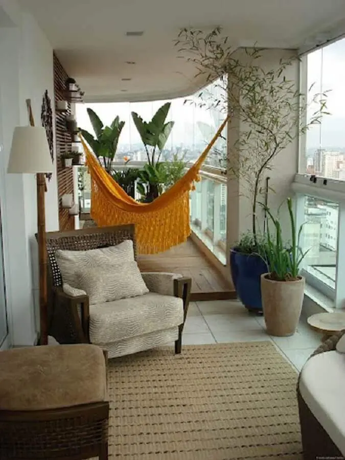 plantas para varanda de apartamento decorada com rede amarela e poltrona confortável Foto Histórias de Casa