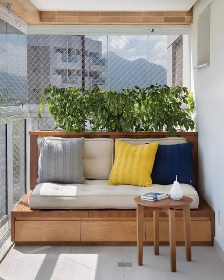 plantas para varanda de apartamento decorado com almofadas coloridas e banco de madeira Foto Simples Decoração