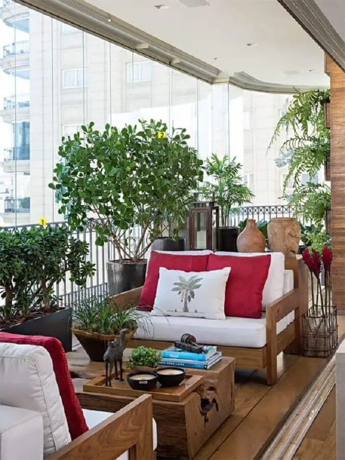 plantas para varanda de apartamento decorado com móveis de madeira Foto Casa de Valentina