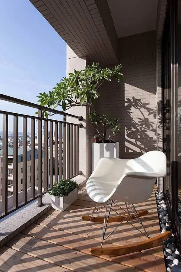 plantas para varanda pequena decorada com cadeira de balanço Foto ZAP em Casa