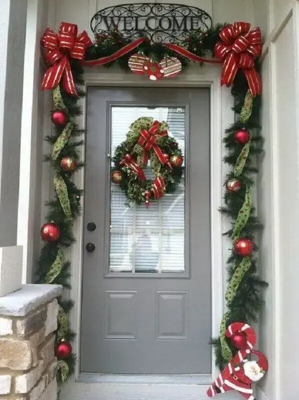 porta de entrada decorada com guirlanda e festão de Natal decorado Foto Pinterest