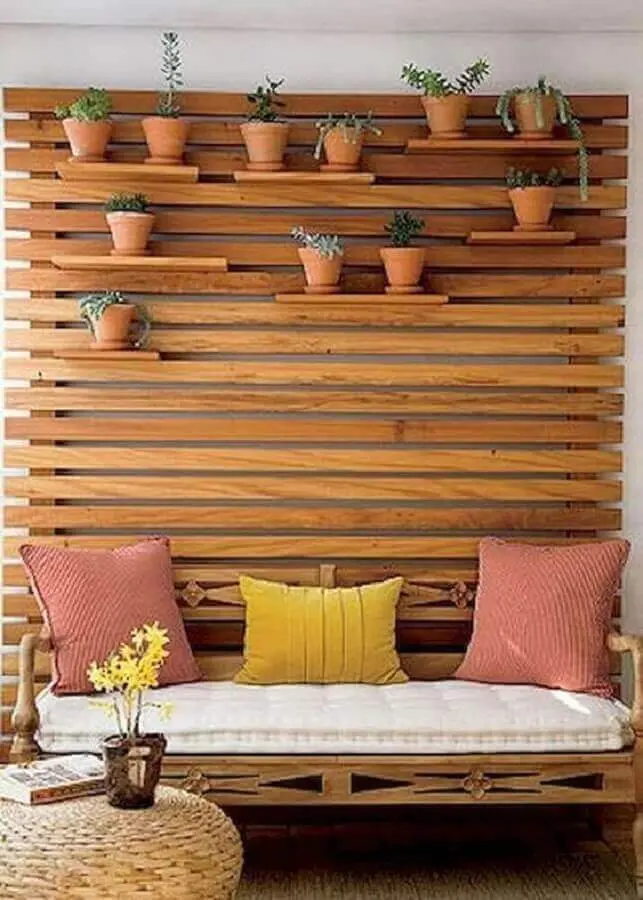 prateleira para plantas na varanda com treliça de madeira na parede Foto Pinterest