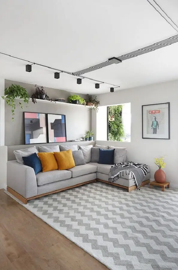 prateleira para plantas para decoração de sala moderna com sofá com chaise Foto Habitare