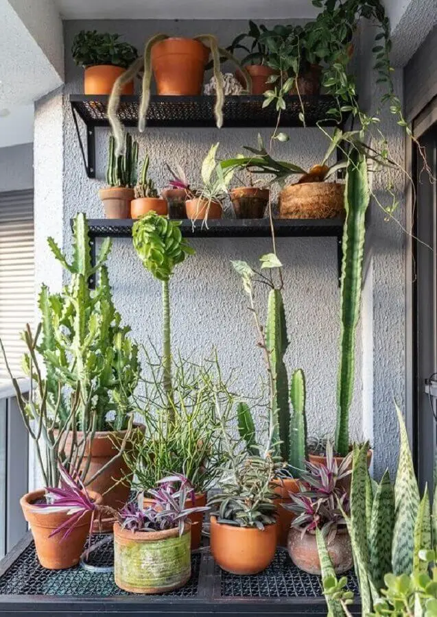 prateleiras para plantas na varanda com estilo industrial Foto Histórias de Casa