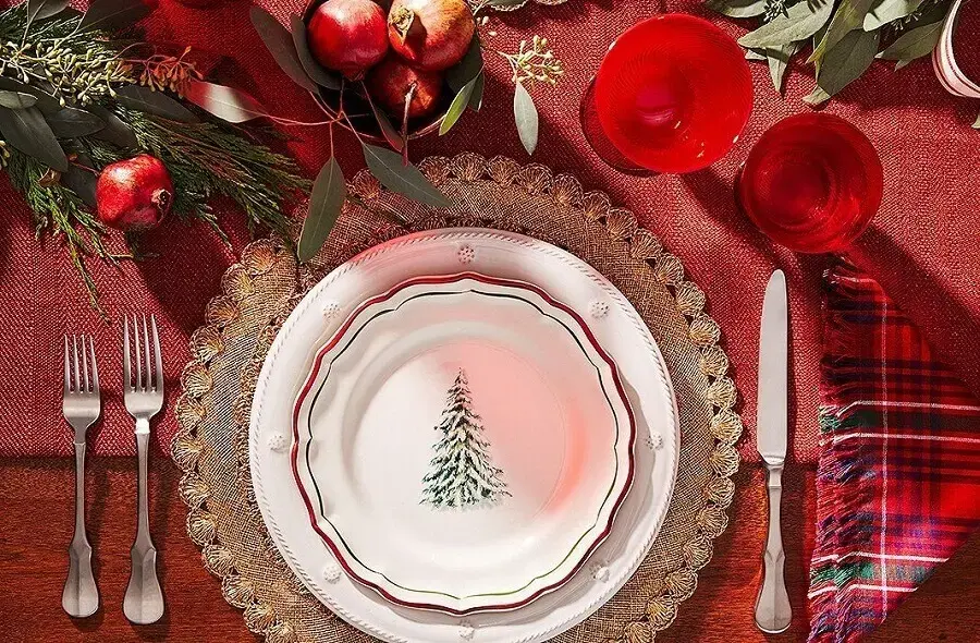 themed plate for classic red Christmas table decoration Photo Pinterest