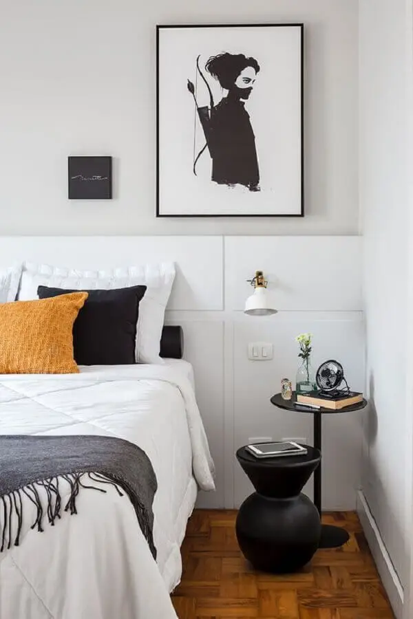 quarto branco decorado com luminária de cabeceira pequena Foto Casa de Valentina