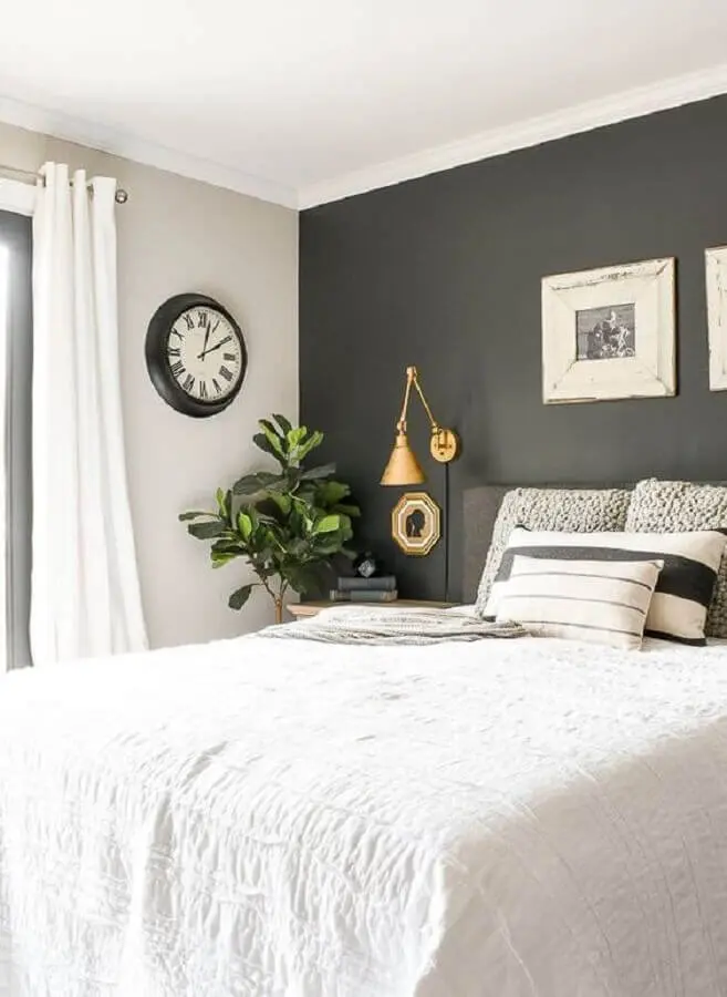 quarto cinza e branco decorado com luminária de cabeceira dourada Foto Ariyona Interior