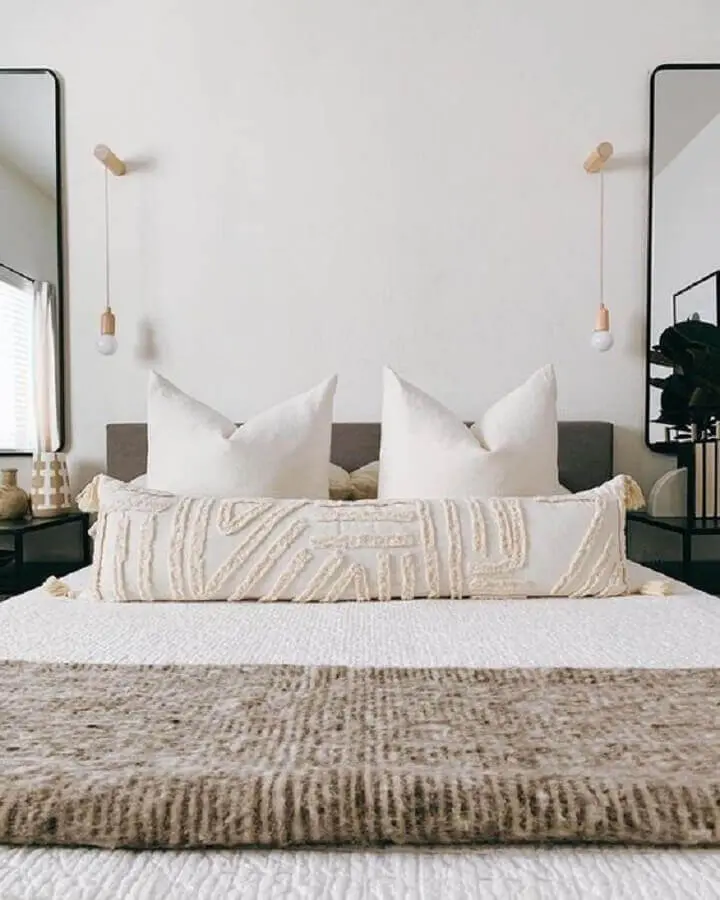 quarto de casal branco decorado com luminária de cabeceira de parede Foto Design Allure