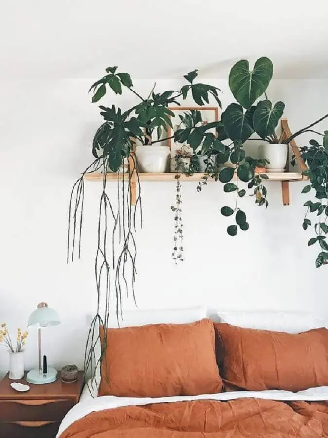 quarto de casal branco decorado com prateleira para plantas Foto Terrários & Suculentas
