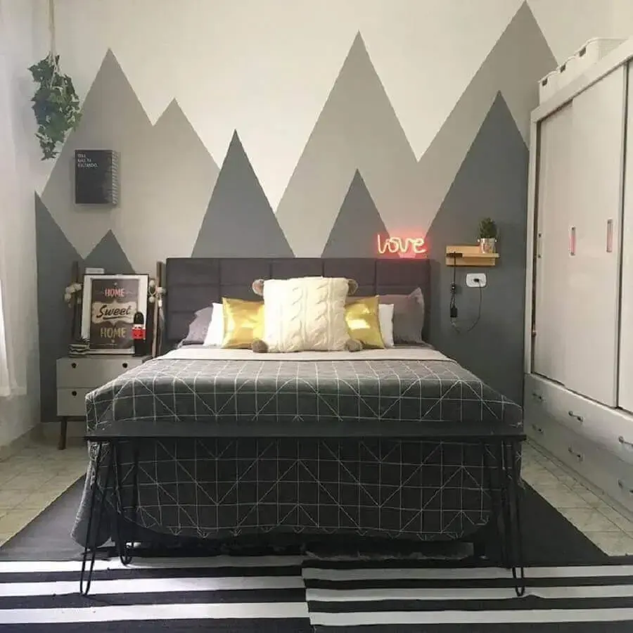 quarto de casal cinza decorado com parede geométrica Foto Histórias de Casa