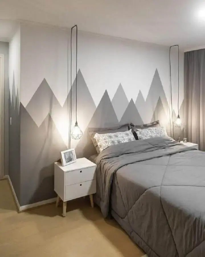 quarto de casal cinza e branco decorado com parede geométrica na cabeceira da cama Foto Simples Decoração