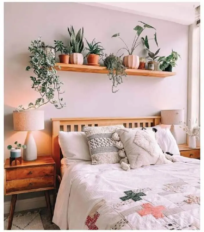 quarto de casal decorado com móveis e prateleira de madeira para plantas Foto We Heart It