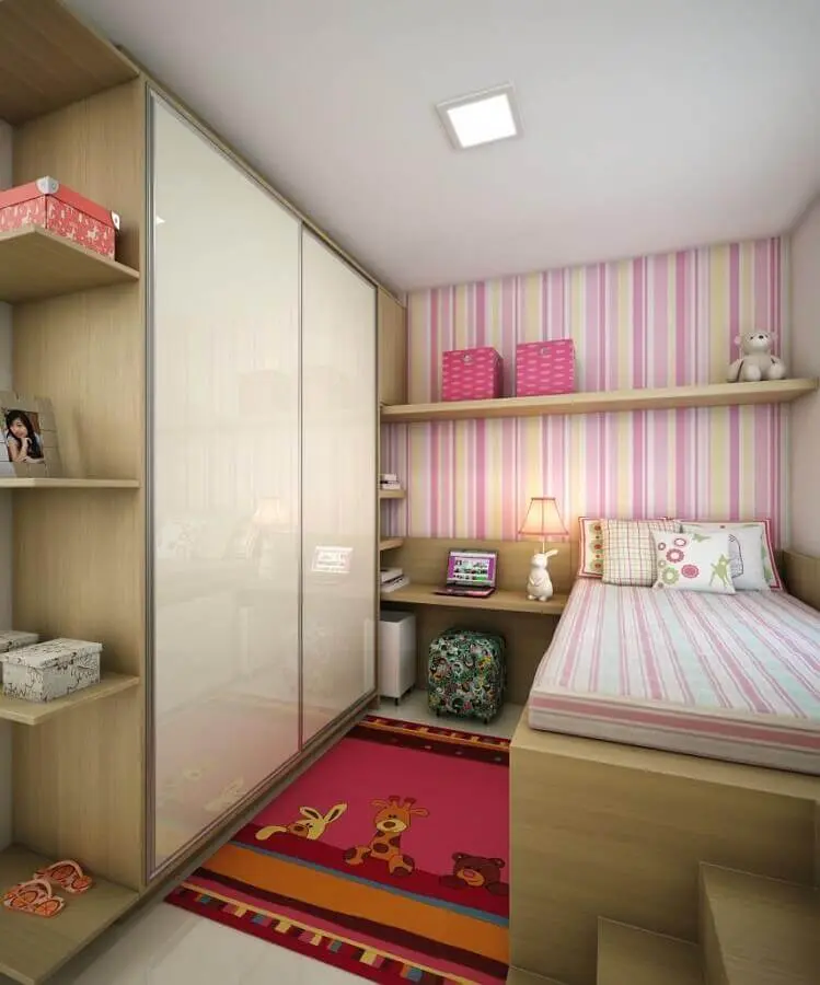 quarto de solteiro feminino pequeno simples com papel de parede listrado rosa e amarelo Foto Móveis & Decorações