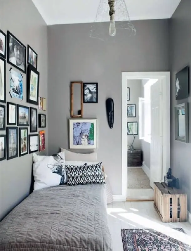 quarto de solteiro pequeno e simples decorado com vários quadros na parede Foto We Heart It