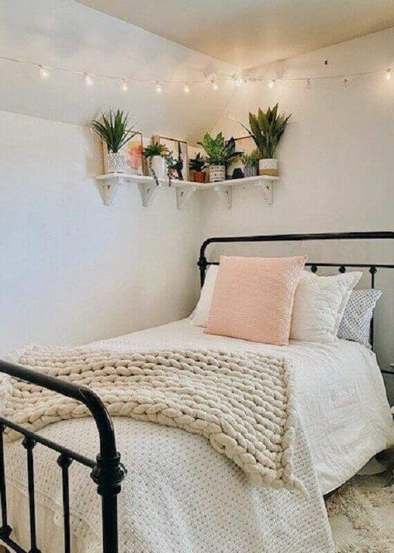 quarto decorado com cama de ferro e prateleira de canto para plantas Foto Pinterest