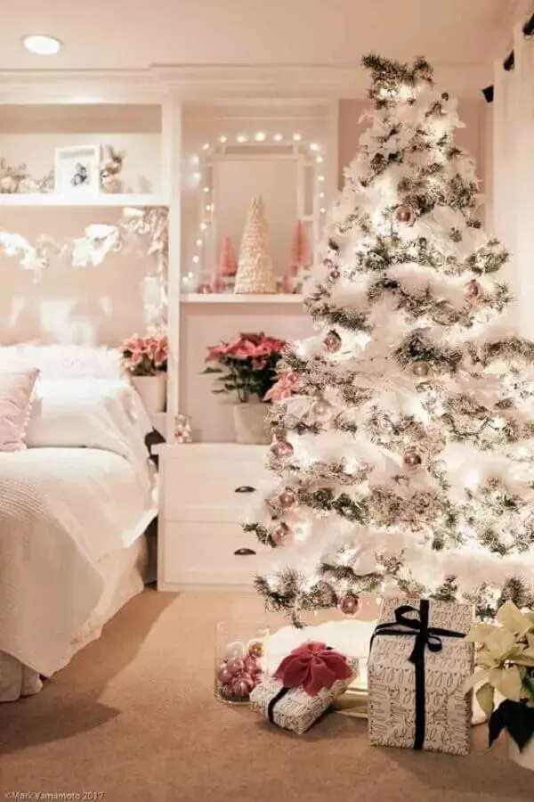 quarto decorado com festão de Natal prata para árvore de Natal branca Foto Pinterest