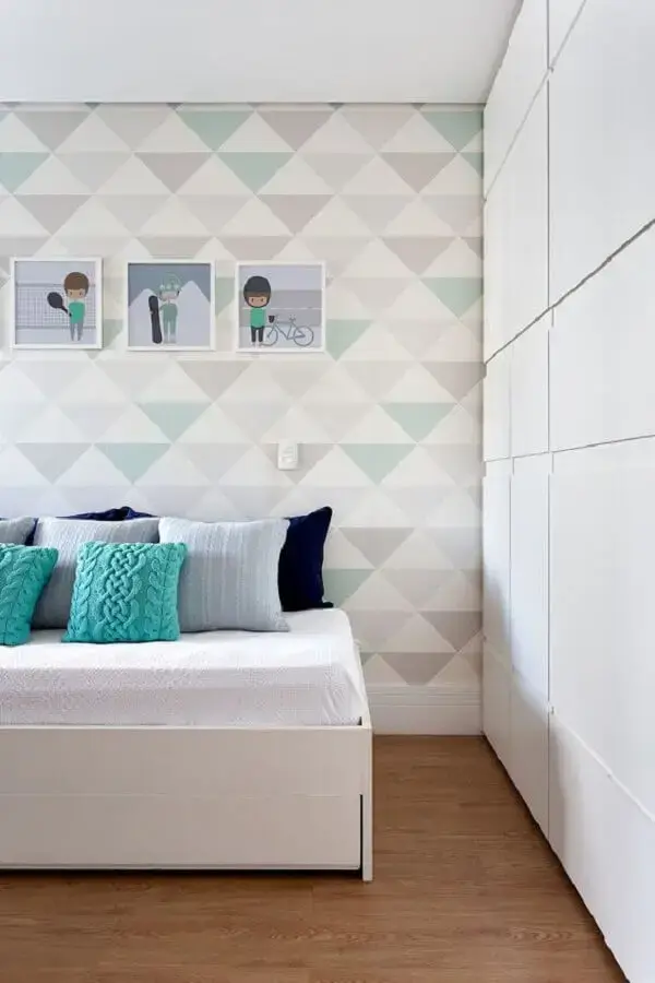 quarto decorado com muitas almofadas e papel de parede geométrico Foto Casa de Valentina