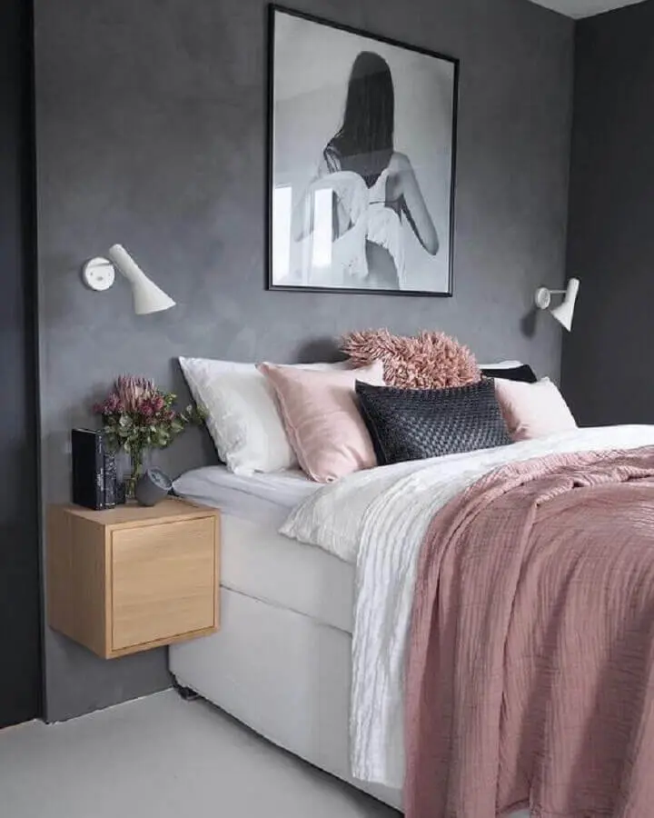 quarto feminino cinza e rosa decorado com luminária de cabeceira de parede Foto Pinterest