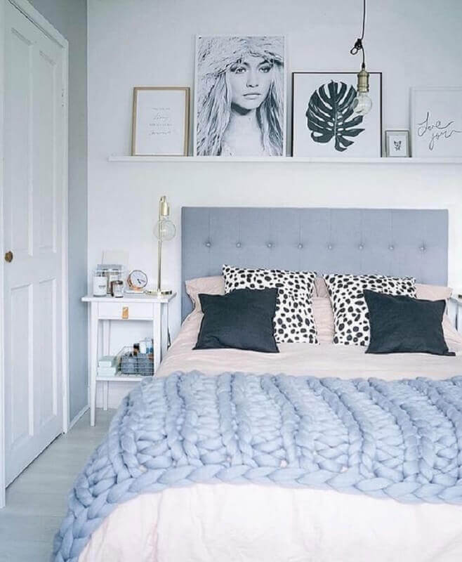 quarto feminino decorado com cabeceira cinza Foto Pinterest