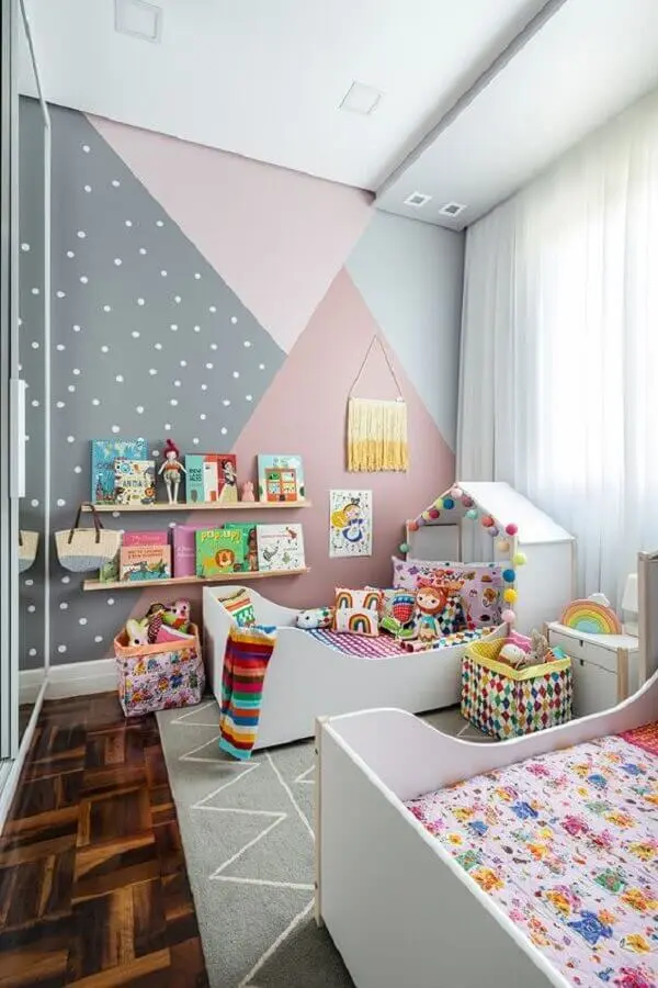 quarto infantil cinza e rosa decorado com pintura de parede geométrica Foto MOOUI