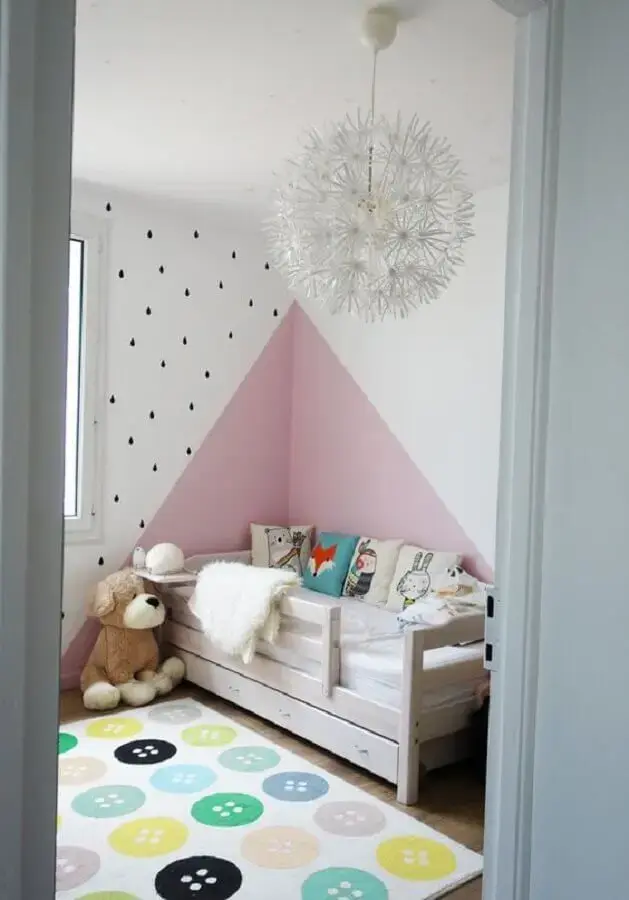 quarto infantil feminino decorado com parede geométrica rosa e branca Foto Planète Déco